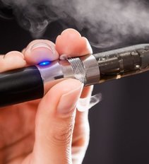 Nuo penktadienio neliks elektroninių cigarečių su skoniais: už nusižengimus – tūkstantinės baudos