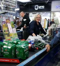 Prekybos tinklai apsisprendė, ar pardavinės alkoholį rugsėjo 3 dieną