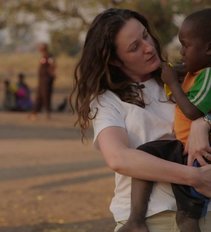 Iš UNICEF misijos grįžusi TV3 žurnalistė Justė Petkevičiūtė: gyvybę gali išgelbėti tavo į šiukšlių dėžę išmestas centas