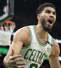 Įspūdingoje Tatumo ir Antetokounmpo kovoje „Celtics“ išplėšė septintąsias rungtynes