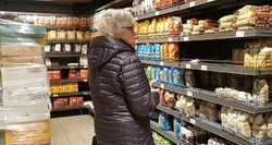 Sunerimę lietuviai skuba ir į parduotuves: čiupdami prekes, žiūri į vieną dalyką