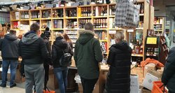 Lietuviai apsipirko Lenkijoje: alkoholį tempė dėžėmis 