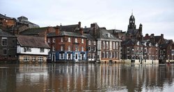 Angliją ir toliau kamuoja potvyniai: pavojus paskelbtas net 300-uose vietovių