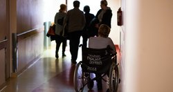 Šaukiasi pagalbos dėl sunkios negalios asmenų: ima kelti pavojų sau ir kitiems, o kaip padėti – ne iki galo aišku