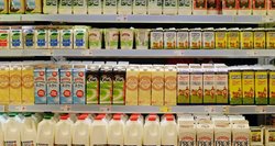 Pieną iš ūkininkų superka pigiau, tačiau parduotuvėse produktų kaina nekris
