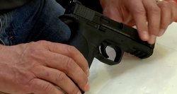 Suvalkijos degalinės šiukšliadėžėje – kovinis pistoletas: policija pradėjo tyrimą