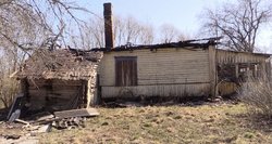 Karantinas netrukdo deginti žolės: išdegė apie 130 ha teritorijų, užsiliepsnojo namas