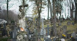 Lietuvoje dabar prašoma ant kapų nenešti žvakių: paaiškino, kodėl
