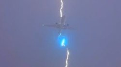Žaibas trenkia į lėktuvą (nuotr. stop kadras)