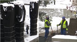 Antakalnio kapinėse – sovietinių skulptūrų nukėlimo darbai: „Sudėtingiausia išsaugoti viską“ (tv3.lt koliažas)