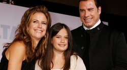 Ella Bleu Travolta su tėvais (nuotr. SCANPIX)