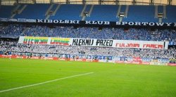 Lenkų futbolo sirgalių plakatas: „Lietuvių chame, klaupkis prieš lenkų poną“  