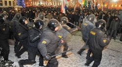 2010-ųjų gruodžio 19-ąją, iškart po prezidento rinkimų balsavimo, Minske prasidėjo masinė opozicijos protesto akcija, kurią vėliau žiauriai išvaikė vietos OMON pareigūnai. (nuotr. SCANPIX)