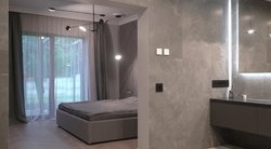 Interjero dizainerė įsileido į savo namus: miegamasis ir vonia čia tarsi vienas kambarys  