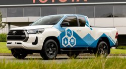 „Toyota“ pristatė vandenilio kuro elementais varomą „Hilux“ prototipą