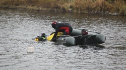 Per plauką nuo nelaimės: išgelbėtas iš valties į ežerą iškritęs vyras  (Erikas Ovčarenko/ BNS nuotr.)