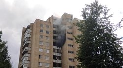 Mirtinas gaisras Šiaulių daugiabutyje: 2 žmonės žuvo, iš 9 aukšto iškritusi moteris – reanimacijoje (nuotr. skaitytojo)