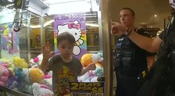 Berniukas įstrigo žaislų mašinoje (nuotr. Youtube)  