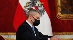 Austrijos kancleriu prisaikdintas K. Nehammeris (nuotr. SCANPIX)