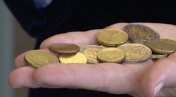 Bankininkai įspėja – metalinės monetas taip pat dažnai padirbinėjamos (nuotr. stop kadras)