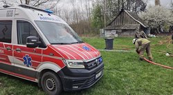 Vilniaus rajone gaisre žuvo žmogus, kitas apdegęs išgabentas į ligoninę (nuotr. Broniaus Jablonsko)