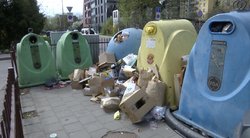 Rūšiavimo konteineriai Vilniuje pergrūsti: dėl netvarkos komunalininkai kaltina pačius gyventojus (nuotr. stop kadras)