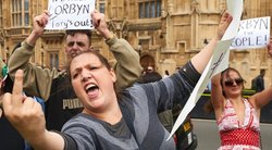 Demonstrantai Londone (nuotr. SCANPIX)