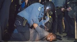 JAV tęsiasi neramumai dėl policijos rasizmo – netoli policijos būstinės buvo pašauti du policininkai (nuotr. SCANPIX)
