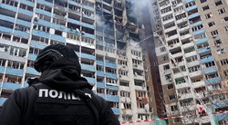 50 mln. eurų kainavęs Rusijos išpuolis Ukrainoje: suniokotas daugiabutis, žuvo 4 civiliai (nuotr. SCANPIX)