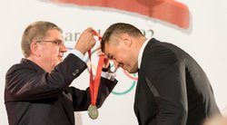Mindaugui Mizgaičiui įteiktas olimpinis medalis (nuotr. Vytauto Dranginio)