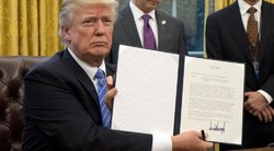 Donaldas Trumpas pasirašo pasitraukimo iš TPP deklaraciją (nuotr. SCANPIX)
