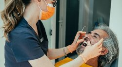 Dantų implantavimas: odontologė išsklaidė populiariausius mitus  