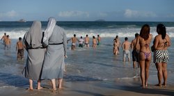 Lenkų vienuolės Rio paplūdimyje (nuotr. SCANPIX)