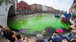Neįprsatas vaizdelis Venecijoje – kanalų vanduo nusidažė ryškiai žalia spalva  (nuotr. SCANPIX)