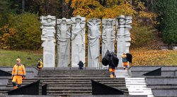 Vilniaus Antakalnio kapinėse pradėti paminklo sovietų kariams likučių išmontavimo darbai Lukas Balandis/BNS)
