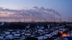 Ukraina teigia smogusi Rusijos naftos perdirbimo gamyklai į pietus nuo Maskvos  