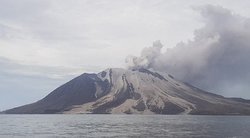 Indonezijoje dėl ugnikalnio išsiveržimo tūkstančiai žmonių paliko savo namus (nuotr. Elta)
