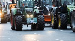 Čekijos ūkininkai, protestuodami prieš ES žemės ūkio politiką, traktoriais užplūdo Prahą (nuotr. SCANPIX)