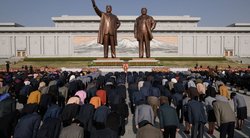 Šiaurės Korėja mini Saulės dieną – valstybės įkūrėjo gimtadienį (nuotr. SCANPIX)