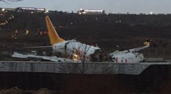 Stambule nuo tako nuvažiavo ir perlūžo lėktuvas (nuotr. „Twitter“)  