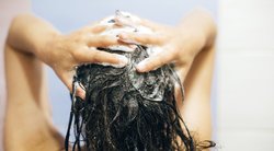 Plaukų plovimas (nuotr. 123rf.com)
