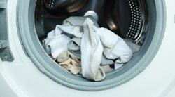 Atsakė į amžiną klausimą: kodėl po skalbimo dingsta kojinės? (nuotr. 123rf.com)