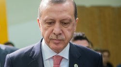 Erdoganas pasmerkė „nemoralius“ Rusijos kaltinimus jo šeimai dėl įsivėlimo į prekyba nafta su IS (nuotr. SCANPIX)