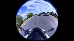 Pareigūnai atėmė motociklininko vaizdo registratorių: įsitikino, kad gatvėmis lakstė lyg lenktynių trasoje  