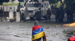 Nepaisydami Maduro venesueliečiai blokuoja Karakaso gatves (nuotr. SCANPIX)
