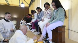 Popiežius Didįjį Ketvirtadienį mazgojo kojas 12 kalinių (nuotr. Elta)