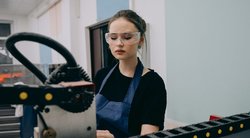 Gamybos sektoriuje dirbančios moterys neigia mitą apie „vyrišką“ darbą  