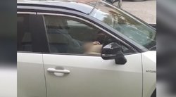 Klaipėdiečiai nufilmavo, kaip daugiabučio namo kieme automobilyje save tenkino 40-metis vyras: stebėjo trimetę mergaitę ir kiemsargę (nuotr. stop kadras)