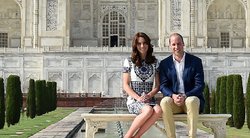 Princas Williamas us žmona Kate prie Tadž Mahalo (nuotr. SCANPIX)