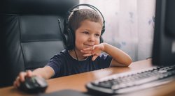 Prie ekranų vaikai praleidžia ilgiau, nei manote (nuotr. Shutterstock.com)